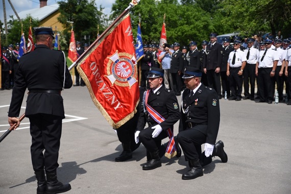 garwolin - Sztandar, pamiątkowa tablica i wóz strażacki na 100-lecie OSP w Górznie