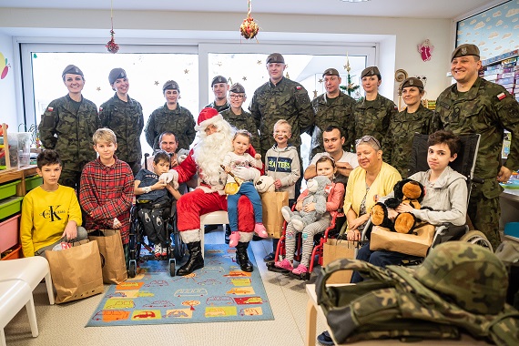 garwolin - Żołnierze dostarczyli paczki od Mikołaja dla dzieci w Centrum Zdrowia Dziecka